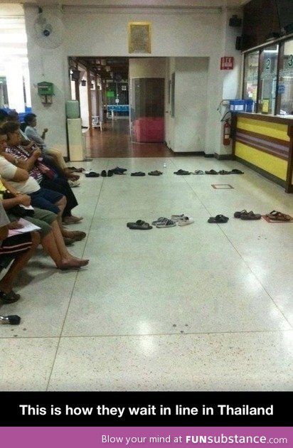 This is how they wait in line in thailand