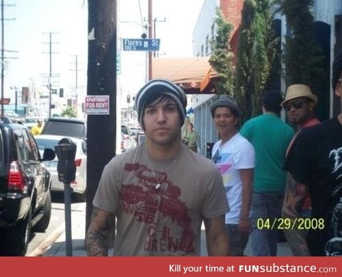 Pete Wentz photobombed by Bruno Mars