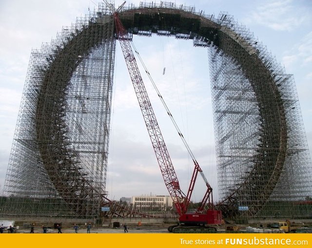 The world's largest no-spoke ferris wheel is under construction