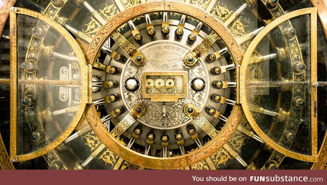 Locking mechanism of an antique vault
