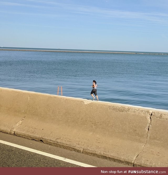 Tiny jogger spotted on freeway barrier