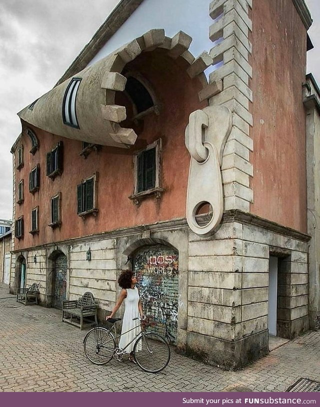 The "Unzipping building" sculpture