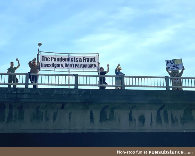 Guy in a costume trolling pandemic deniers in Seattle, WA