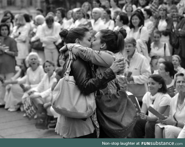 Lesbian couple kisses in front of a far-right Christian anti-gay protest in France.﻿