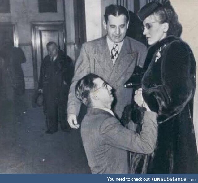 A man begging for forgiveness inside a Chicago Divorce Court, 1948
