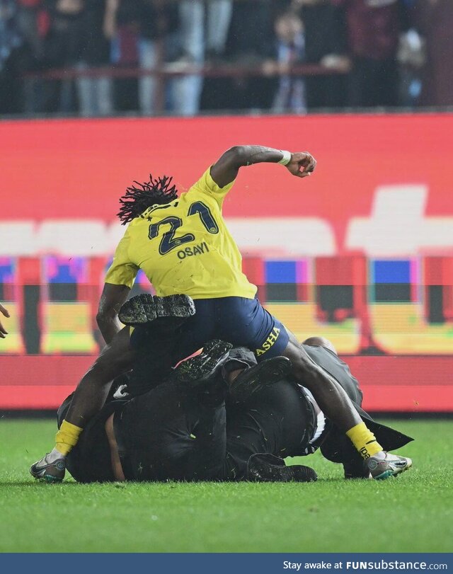 Osayi Samuel punching a Trabzonspor fan who stormed the field