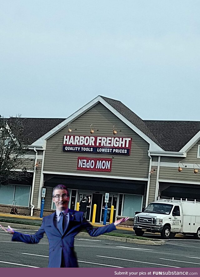 Qoſ ǝuo pɐɥ ʎǝɥꞱ - John Oliver at a Harbor Freight