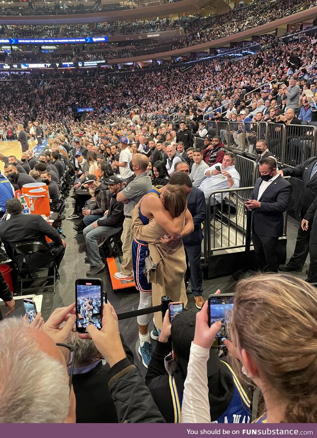 Steph Curry hugs his mom after breaking the 3pt record