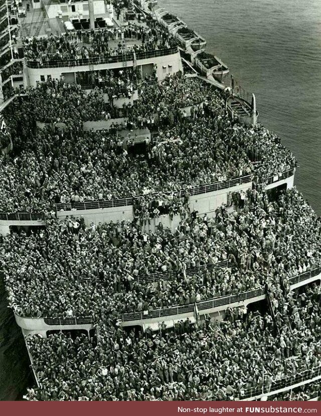 The ship queen elizabeth arrives at the port of new york. On board are soldiers returning