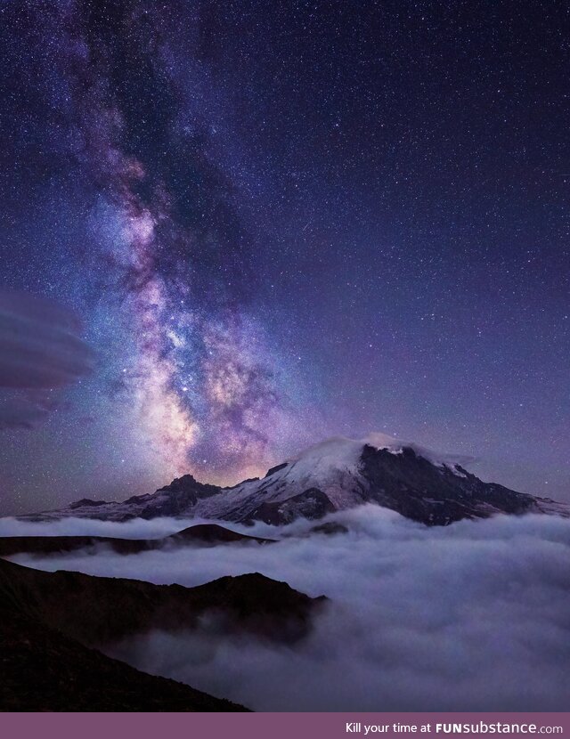 Tahoma towering above a sea of clouds in Mt. Rainier National Park [OC]