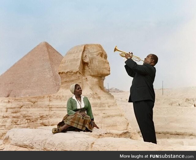 Louis Armstrong serenades his wife at the Sphinx