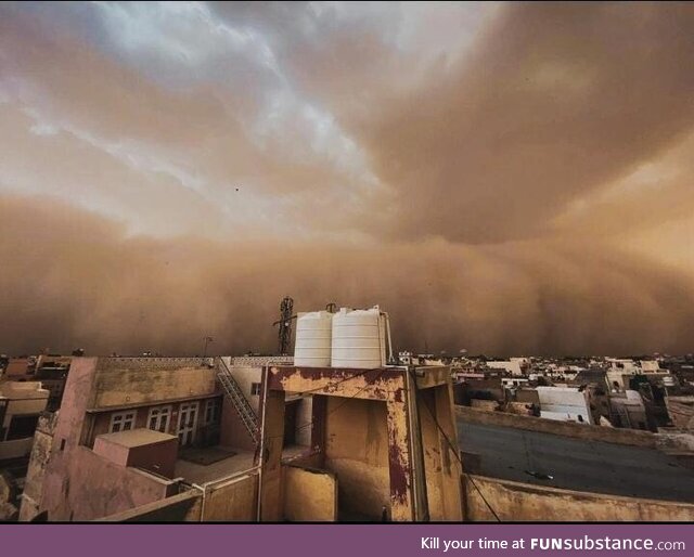 Took this pic yesterday when the sandstorm was about to hit