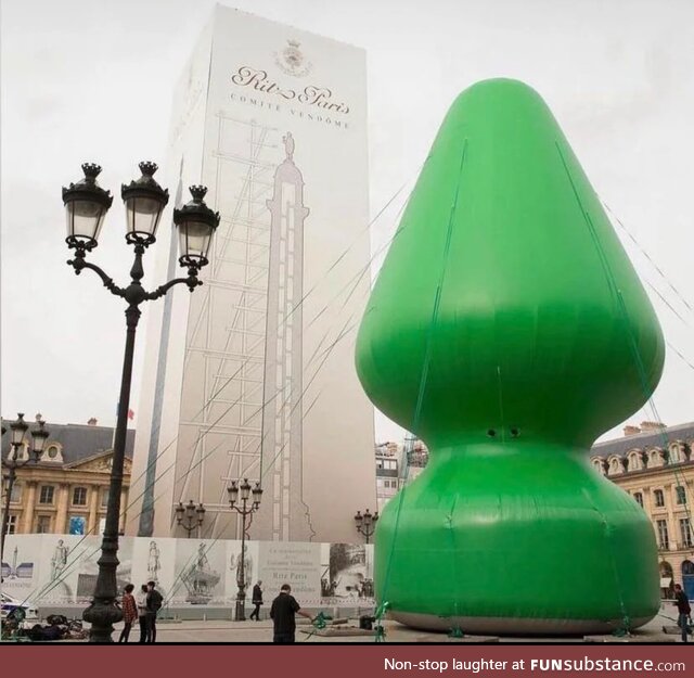 Christmas tree in Paris (2014)