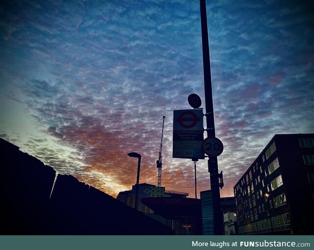 [OC] A beautiful summer sky in central London, just before 5am