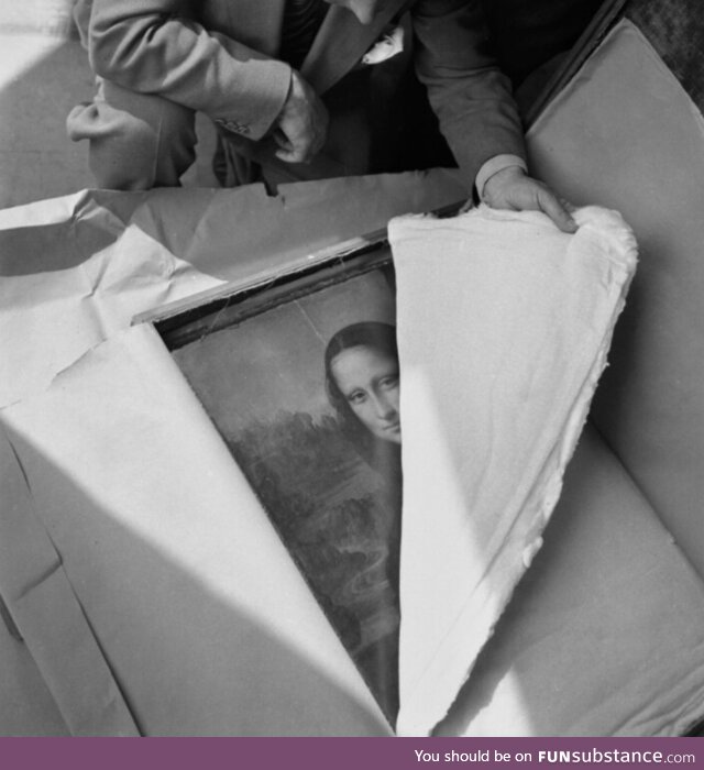 Unpacking Mona Lisa at the end of World War II (1945)