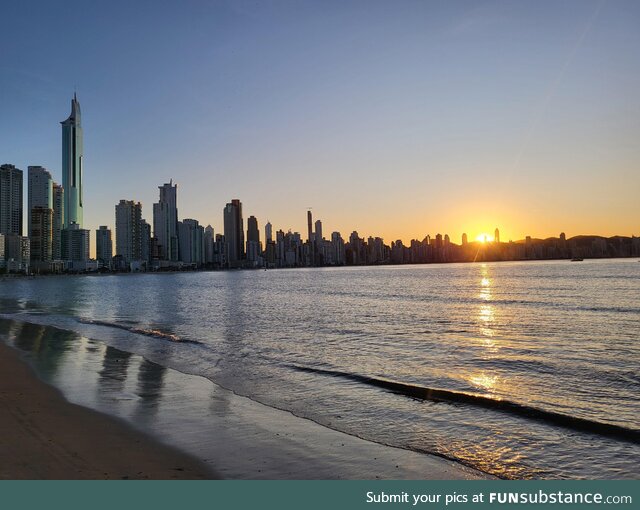A sunset in balneário Camboriú-brazil [OC] (John Oliver is the sun)