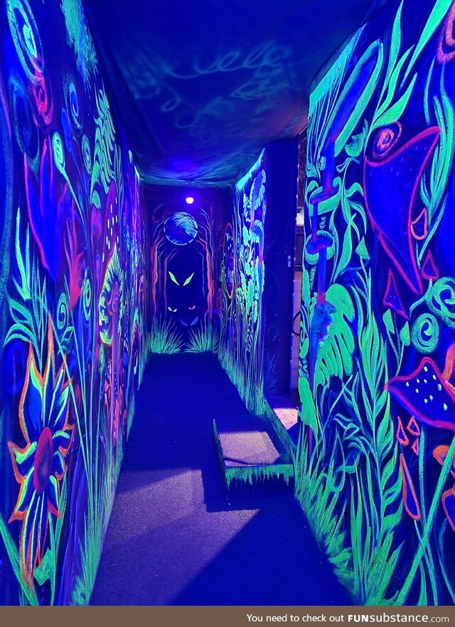 A passage to the bathroom of a brazilian pub