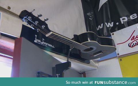 Clever guitar "doorbell"