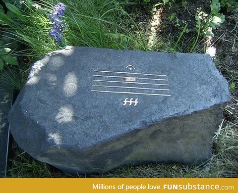 Alfred Schnittke's gravestone, "A very loud silence(rest)"