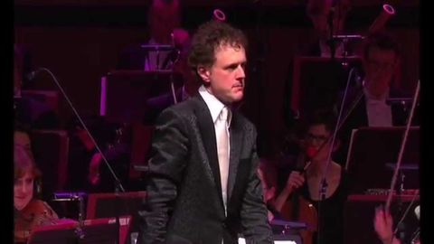 Orchestra plays Microsoft Windows sounds as a waltz