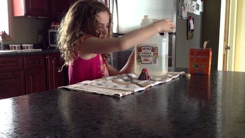 Girl fails at Baking Soda and Vinegar Volcano