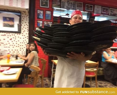 Extreme waitressing, level Argentinian pizzeria