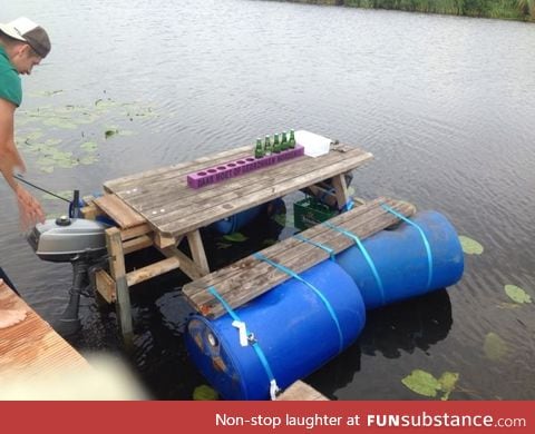 The perfect summer table in the lake