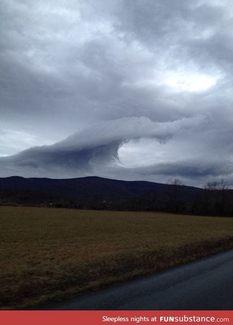 Cloud that looks like a breaking wave