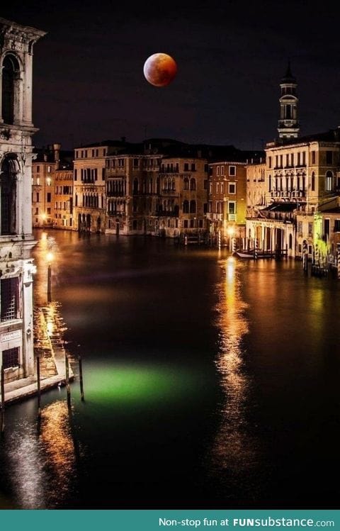 Blood Moon over Venice. Talk about a stunning shot