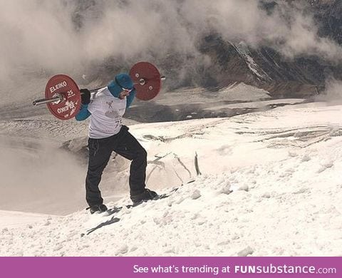 This Russian powerlifter climbed Europe's highest peak mount Elbrus (5642 m)
