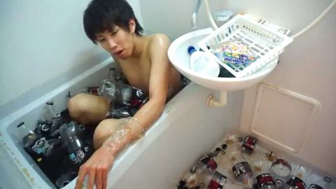 This guy baths in coke zero with mentos taped to his body, and things goes fizzy