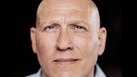 6 Photographers Capture Same Person But Results Vary Widely Because of a Twist