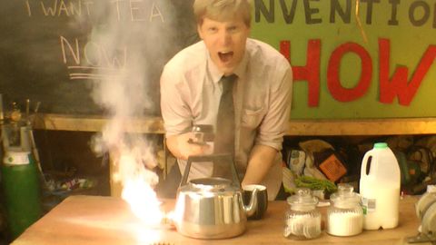 Guy uses thermite to boil water extremely fast for his cup of tea