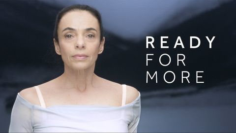 Mesmerizing! 52 yr old ballerina Allessandra Ferri dancing with hologram of herself at 19