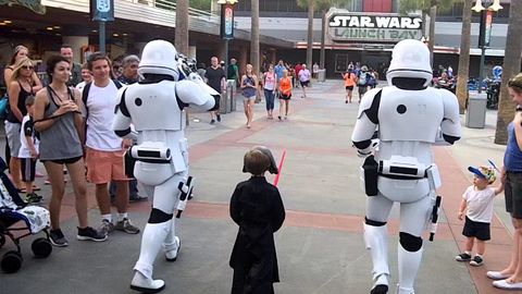 How Disneyworld's Stormtroopers treat kids who come dressed as Kylo Ren