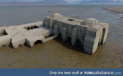 Drought exposes submerged 16th century Mexican church