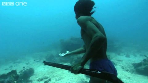 Super human holds breath, walks and hunts on ocean floor 20 meters deep for many minutes