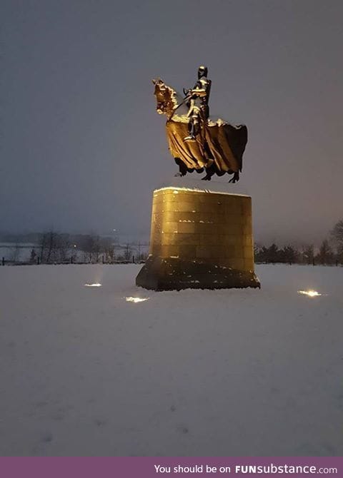 The statue of Robert the Bruce appears to be floating