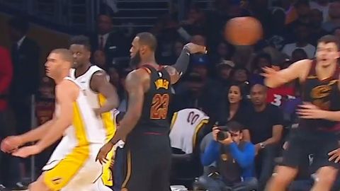 LeBron James Fools The Entire Lakers Team with No-Look Pass! Cavaliers vs Lakers