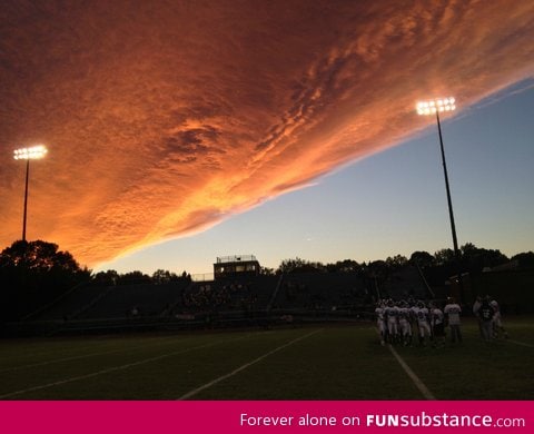 This cloud looks like mars or something