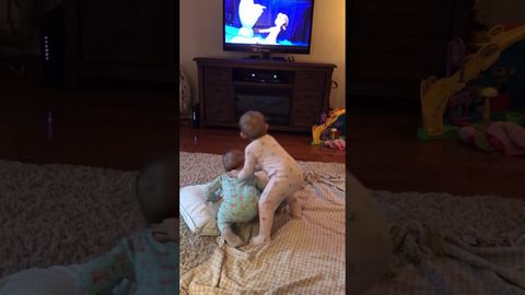 OMGOD This is the cutest thing ever! Twin baby girls act out Frozen