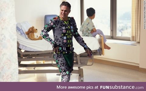 Mark Ruffalo visits children's hospital in his Hulk costume