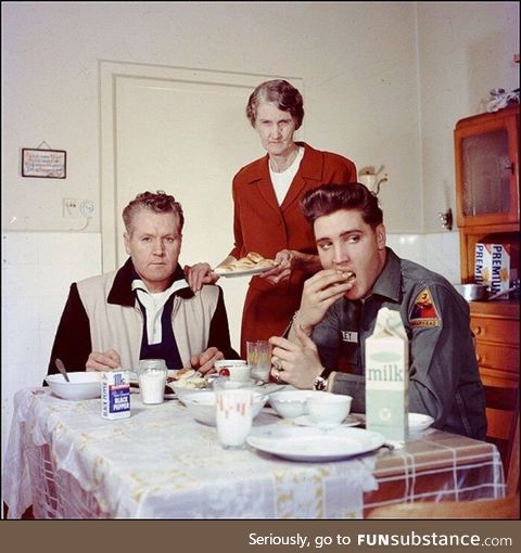 Elvis eating breakfeast with his family 1959