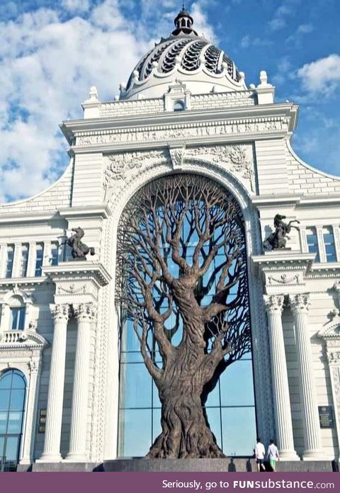 Satisfying design of giant iron tree built in Russia's Ministry Of Agriculture