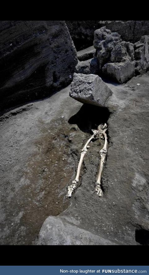 Skeleton found in Pompeii: Someone was running from the eruption when a 300kg hit him