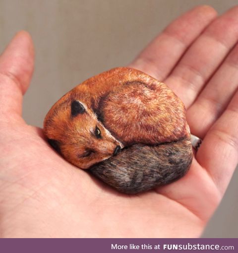 The artist Akie Nakata brings stones to life by painting them as animals, so realistic !
