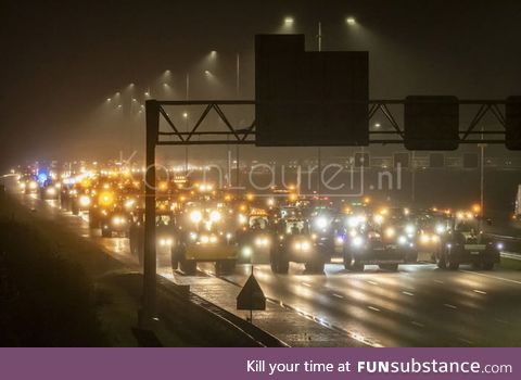 Meanwhile on the dutch highways... 15000 farmers on their way to the parlement