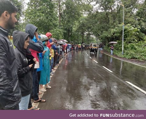 1500 people in Mumbai came out in rain to form a 3km long human chain to protest the