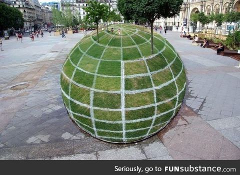 This globe illusion in Paris