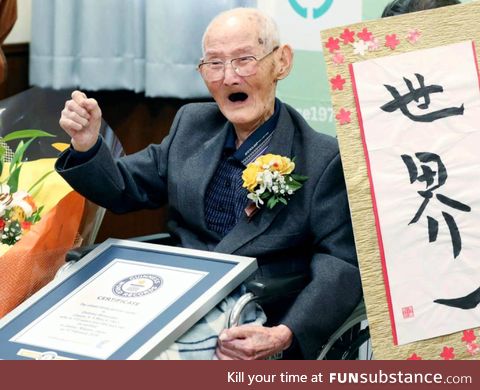 Chitetsu Watanabe with his award for the oldest living male (112)